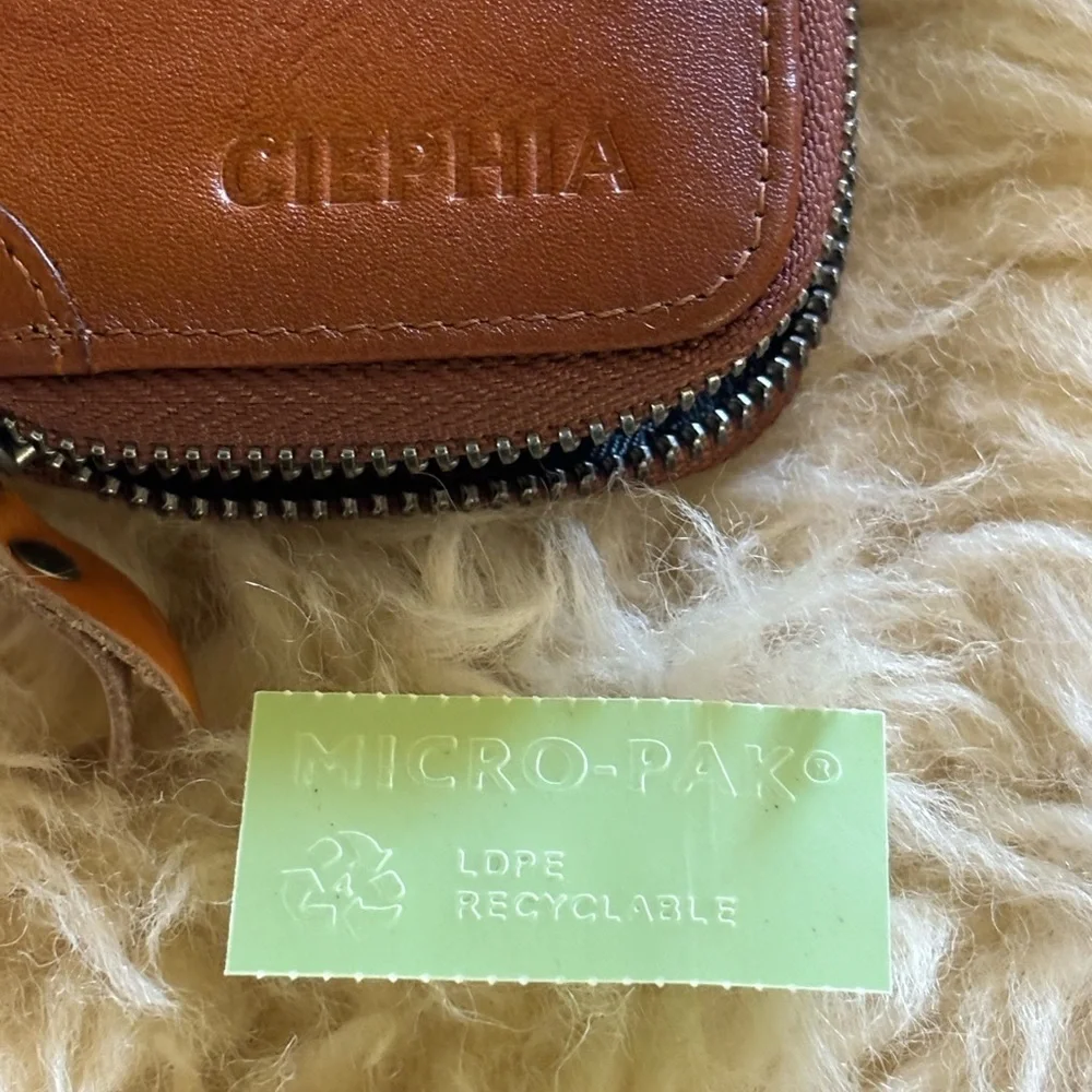 NWT Men’s Brown Leather Expanding Card Wallet